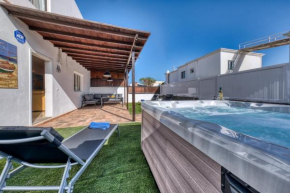Villa Flaminia Art with jacuzzi-400m from the beach